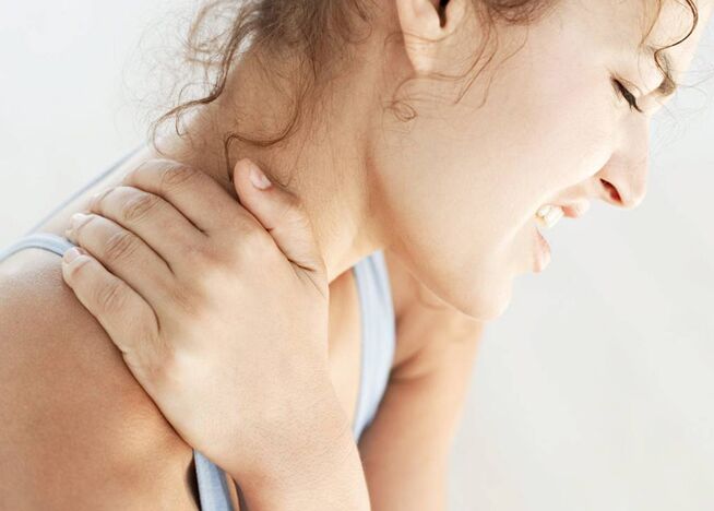 Silny ból u kobiety spowodowany osteochondrozą szyjki macicy